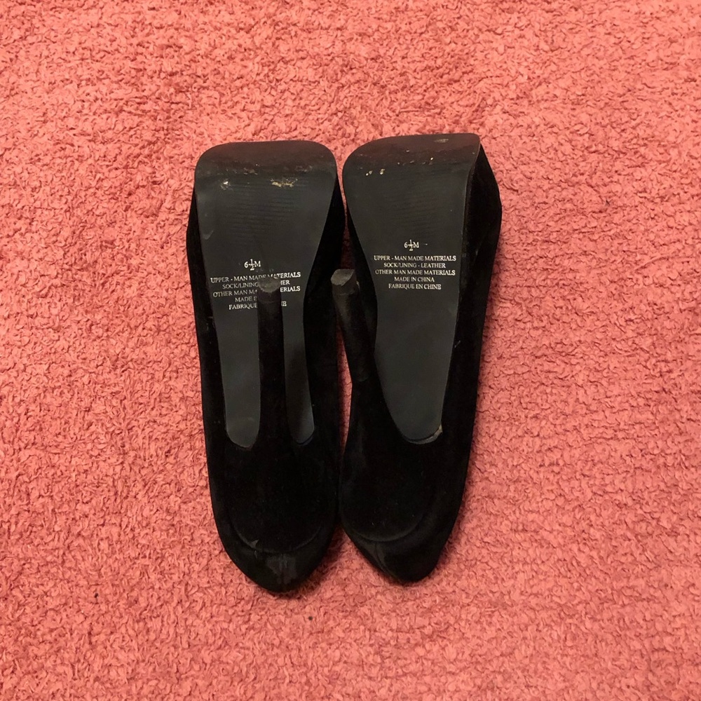 Elegant Black Suede Heels - Picture 5 of 5